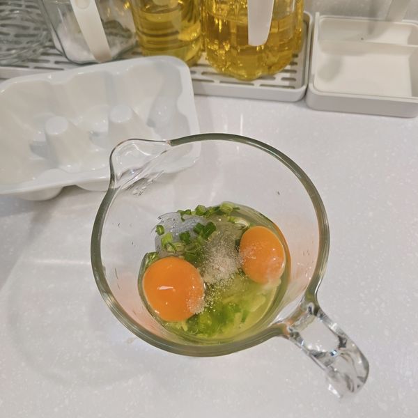 調味加一點點鹽，白胡椒粉，材料攪拌均勻