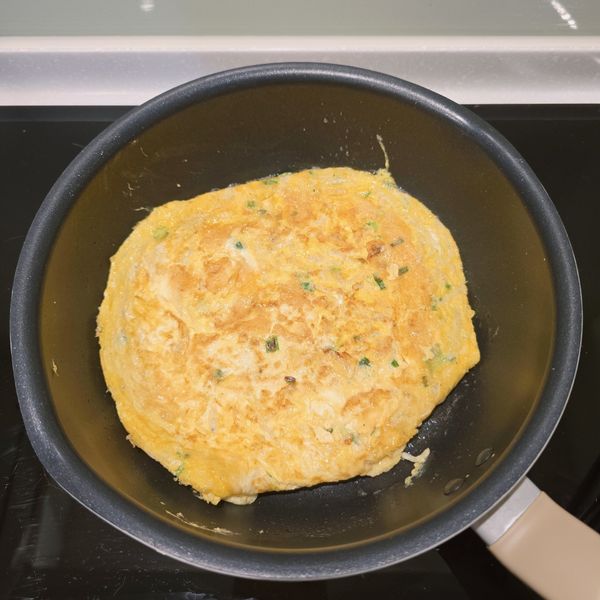 減少流動蛋液凝固平均，直接翻面也會比較完整。另一面也很快熟透出鍋。