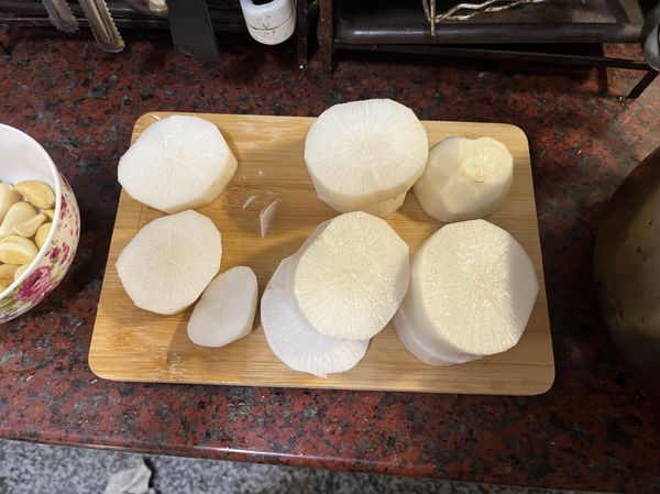 白蘿蔔去皮切塊備用。