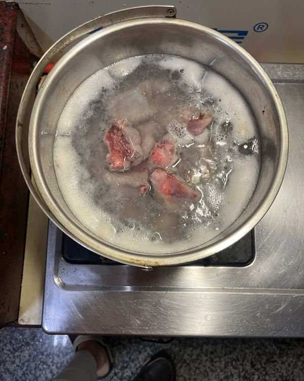 先燒開水，排骨川燙5分鐘。