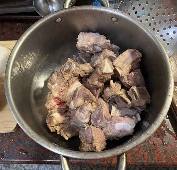 將排骨撈起備用。