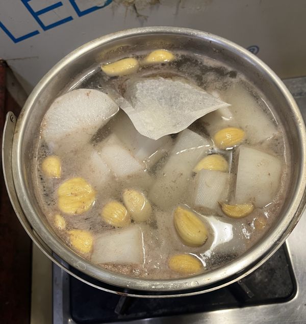 燒開水後，將排骨、大蒜、肉骨茶包、白蘿蔔，放下去煮，轉中小火。煮45分鐘。不用加調味料，就可起鍋。