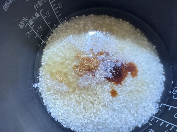 洗好的米加入調味料