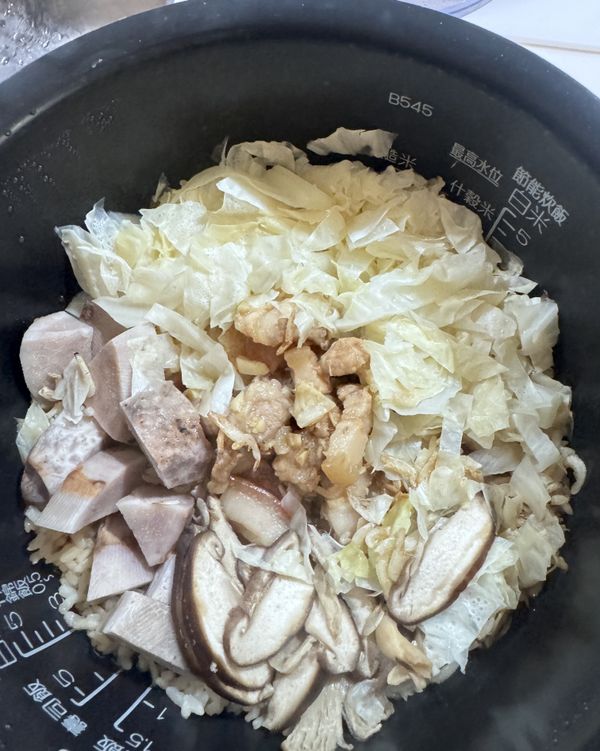 再將所有的配料放入電子鍋裡，按下煮飯鍵