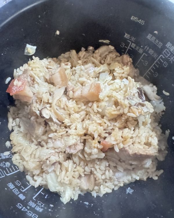 煮好後，燜5分裡後，再將飯拌勻-，出鍋即為美味的炊飯