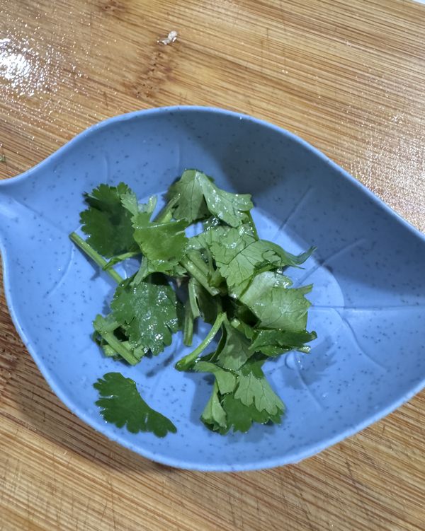 牛肉切薄片備用
薑切絲泡水傋用
香菜切沫備用