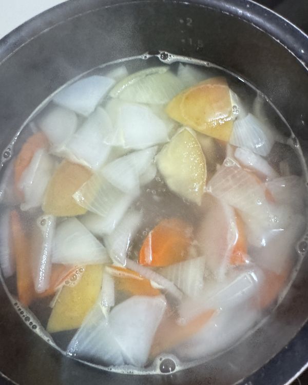 熬高湯(將食材全部放入)熬20-30分鐘(依食材熟成而定)