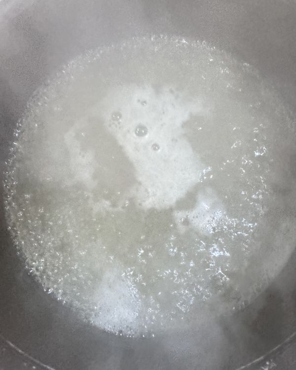 高湯再煮(隨之下調味料)沸騰後，淋入碗中，讓牛肉片熟成