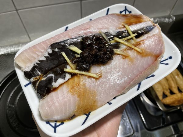 1.虱目魚肚解凍後，清洗乾淨在在鋪上薑絲🫚的盤子上，淋上醬油、料理米酒，再放上黑豆豉跟少許薑絲
2.電鍋1米杯水蒸熟即可