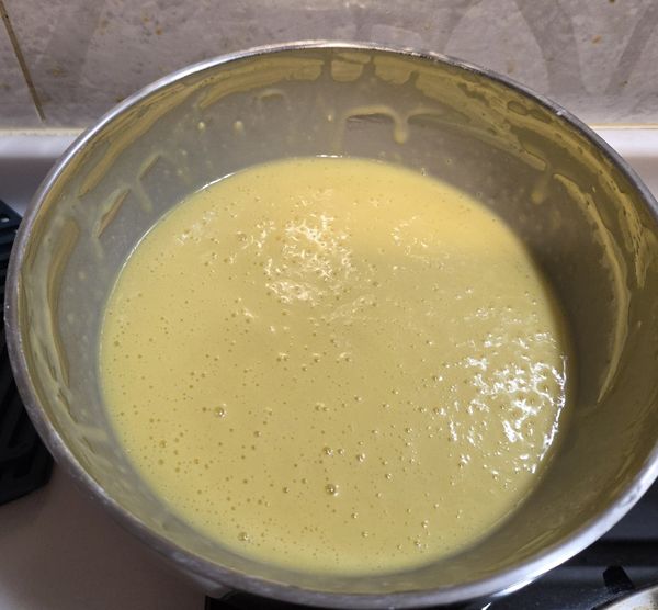 • 選L 號大蛋（60～65g 含殼），5 顆 蛋黃重量就會落在 90～95g 左右

• 奶粉還原成「鮮奶」的比例是：
1 : 8（奶粉重量 : 水重量）
  → 所以用10g奶粉+70g 溫水 
     （40～50℃最好，幫助奶粉溶解）
  →放涼到室溫當作80g 鮮奶加入蛋黃糊裡