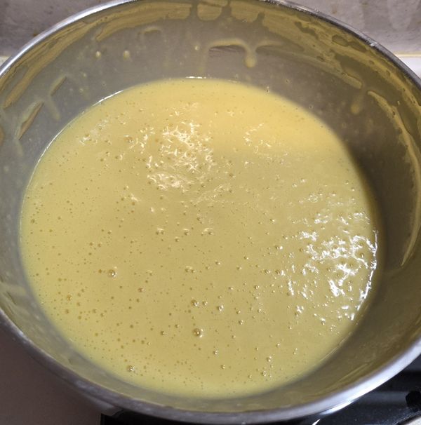 烤箱先預熱170～175℃（10~15分），烤盤鋪好烘焙紙，並刷一層薄薄的油，避免沾黏。

蛋黃盆：
蛋黃 → 打蛋器打散
→ 加入牛奶＋酪梨油拌勻 
→ 篩入低筋＋玉米淀粉
 → 用打蛋器或刮刀拌到無粉粒、略濃稠（像優格濃度）。