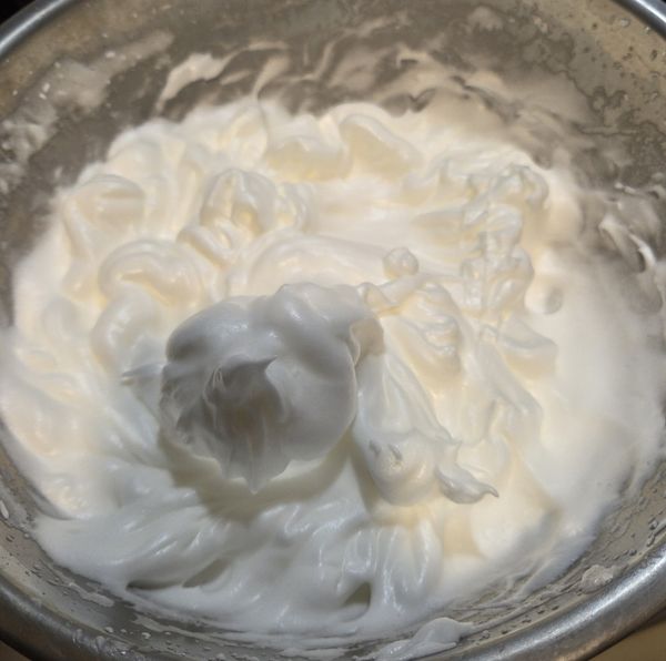 蛋白盆：
蛋白＋幾滴檸檬汁 
→ 電動打蛋器中速先打出粗泡
 → 分3次加入70g糖 
→ 打到濕性偏硬發泡（提起打蛋頭有小彎鉤，約7～8分發即可，不要打太乾）。

★ 圖中的狀態可能有點偏硬，下次調整打6~7分發，蛋糕口感應該會更好。