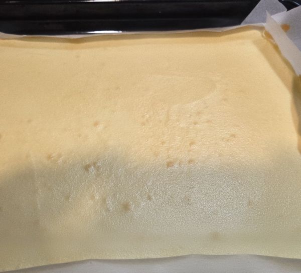 出爐立刻反扣在（新的已刷好一層薄油的烘焙紙上油紙上，撕掉底紙，再蓋回去回潮5～8分鐘