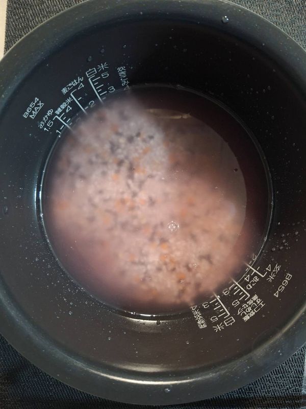 加入適量清水，我這裡白米使用2.4杯水，雜糧的部分使用0.6杯水