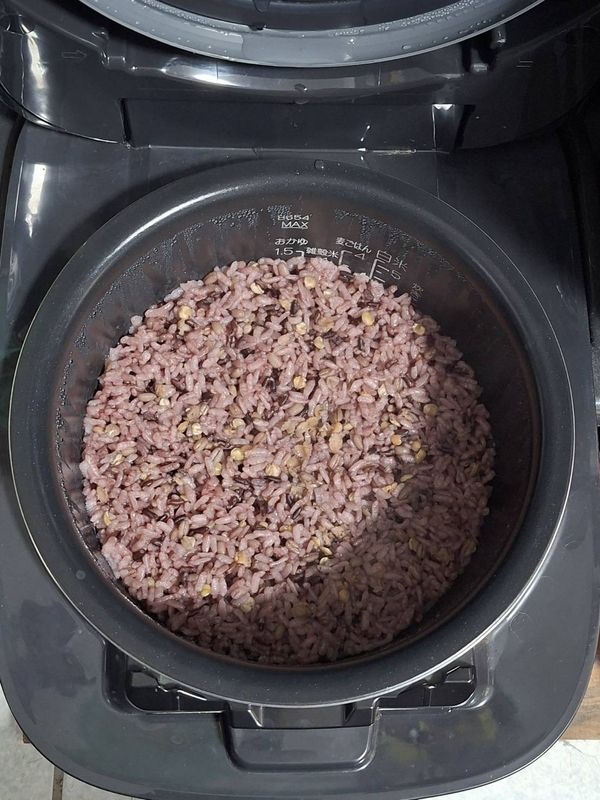 晚上睡覺前放入電飯鍋，預約煮飯，如果有壓力煮飯模式更好【建議設定8小時以上，讓五穀雜糧充分泡發】