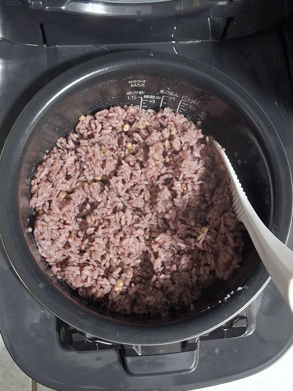 早上起床就有熱騰騰的雜糧飯可以吃，軟Q香甜