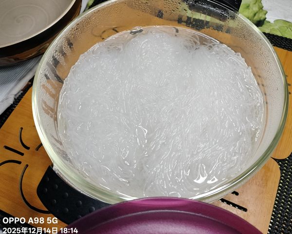 冬粉三把浸熱開水裡10分鐘