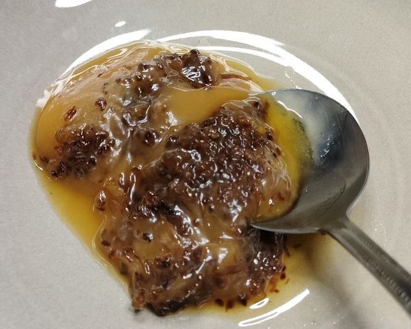 肉燥風味醬先放進大碗裡備用