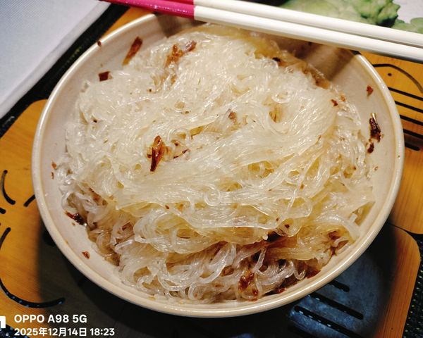 10分鐘後冬粉用剪刀剪幾下
夾進大碗裡用長筷攪拌均勻
加幾匙泡冬粉的熱開水到大碗裡
微波600W/高火/加熱1分鐘享用
亦可不加熱直接拌一拌就享用