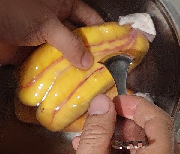 第1天：
從市場買回來新鮮的烏魚卵，然後將上面的筋膜及血管裡的血絲清理乾淨