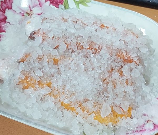 第1天：
清理乾淨並擦乾魚卵後，放入鹽中醃漬3~4個小時，並放入冰箱冷藏
※請使用「精鹽」醃漬，用粗鹽會讓表面凹凸不平