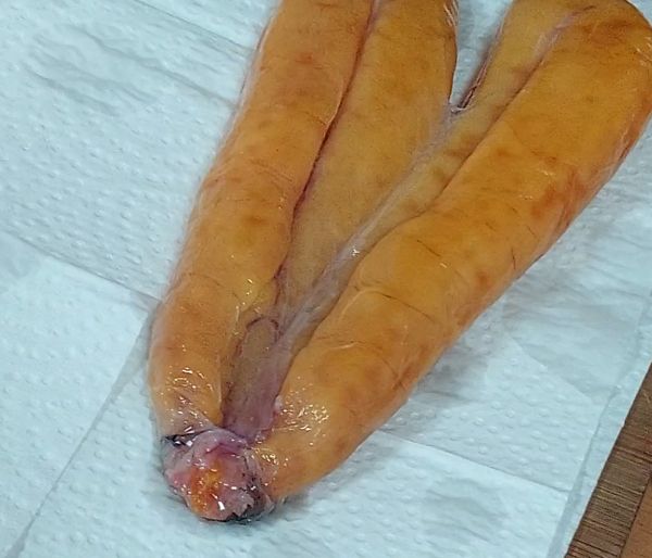 第2天：
把烏魚卵取出擦乾後，鋪平調整形狀，去除多餘的蒂頭肉