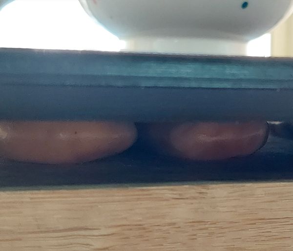 第2天：
把烏魚卵平均夾在木砧板上，然後上方平均放上重物平壓約3~4個小時，然後翻面再壓2小時