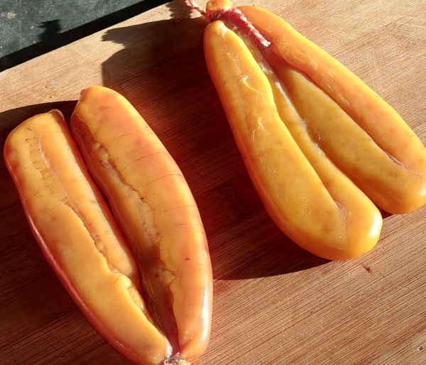 第2天：
烏魚子壓至表面平整後即可移至通風處曝晒風乾
如果製作完已是晚上無法曝晒，可放入冰箱冷藏隔天再晒