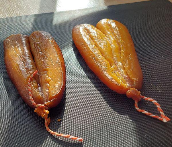 第3天：
放置通風處曝晒，晒1~2個小時翻面一次
外表漸乾，內部柔軟