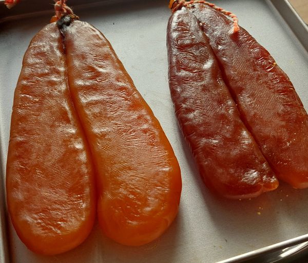 第5天：
放置通風處曝晒，晒3~4個小時翻面一次
已經慢慢熟成，顏色變深，內部逐漸透明
烏魚子表面會有油脂