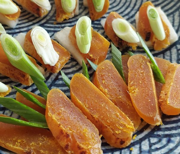 料理時可用火烤或香煎
但要特別注意火候，烤好的烏魚子外層會帶有微焦的金黃色，形成一層輕微的酥脆感，而內裡軟嫩不黏牙，帶著微微酒香，與烏魚子的鮮美讓人回味無窮
可搭配 青蒜/水梨片/蘋果片 食用更美味