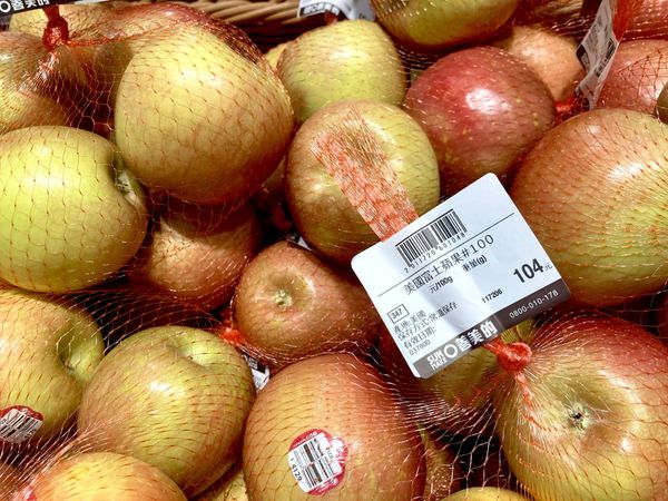 華盛頓州獨特的氣候造就脆嫩多汁的蘋果，甜酸各有風味，適合零食或料理使用。
當地種植者擁有悠久傳統，嚴格控管品質並實踐永續農業，確保每一顆蘋果新鮮美味。
同時支持環境友善種植，享受美味的同時也安心負責。
華盛頓蘋果，是口感與品質兼具的理想選擇。