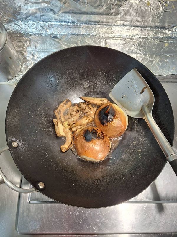從鍋邊嗆入2~3大匙魚露，激發炭烤魚露香氣
