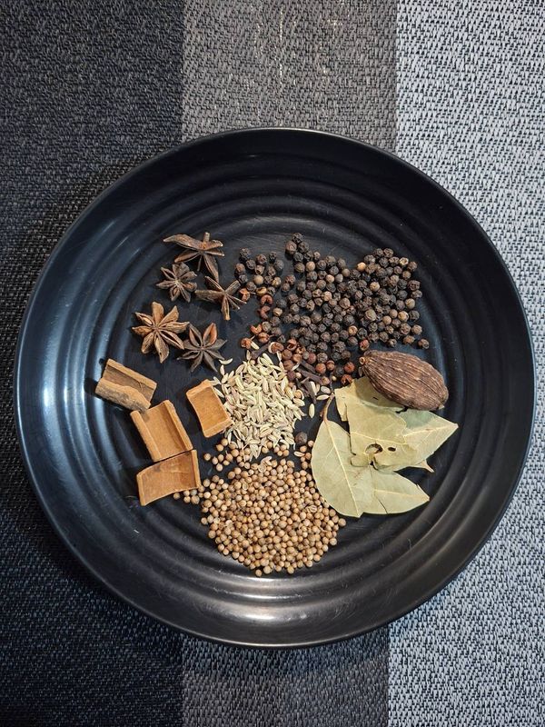 B.準備八角、桂皮、草果、香葉、黑胡椒、小茴香、丁香、芫荽籽等香料