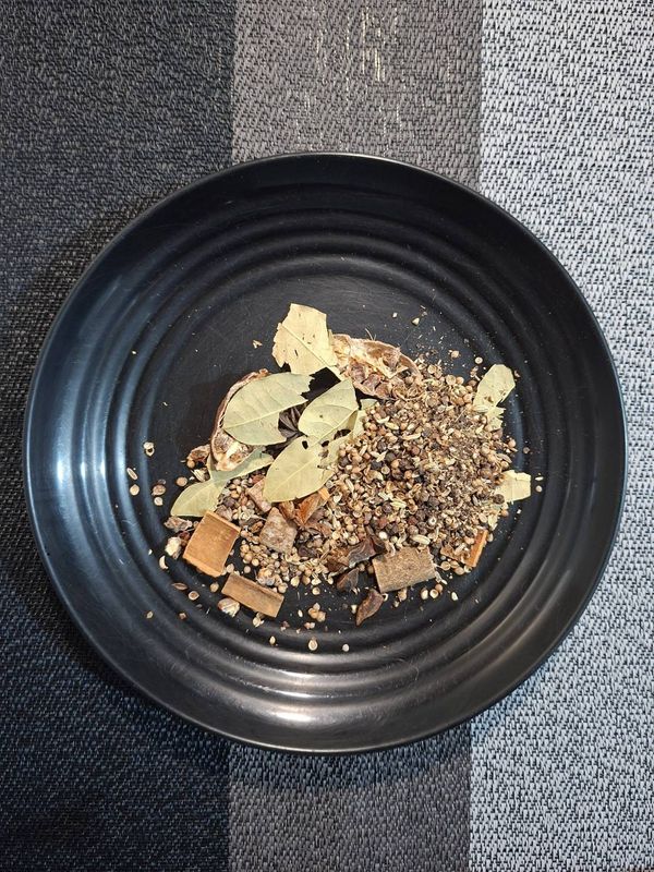乾鍋炒出香氣後，用石缽舂碎，裝入滷包袋中