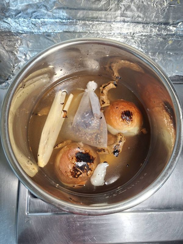加入濃縮雞高湯、清水、豬油、冰糖，小火熬煮1小時【如果用牛大骨、雞骨架熬湯更好，我是用罐裝高湯代替】
