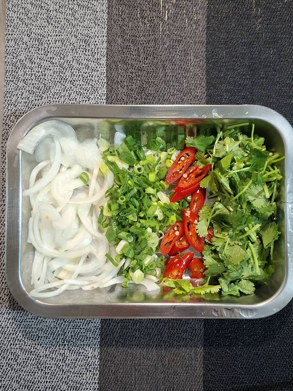 D.洋蔥切細絲，青蔥切末，香菜切小段，辣椒切片，九層塔取葉子【還可以搭配魚腥草、香辣蓼、紫蘇等】
