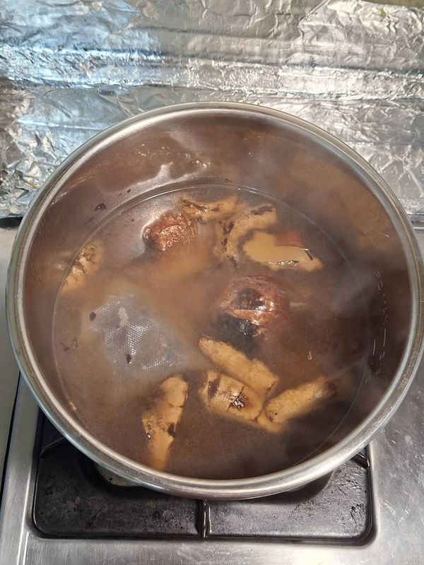 熬好的高湯用密漏過濾料渣
