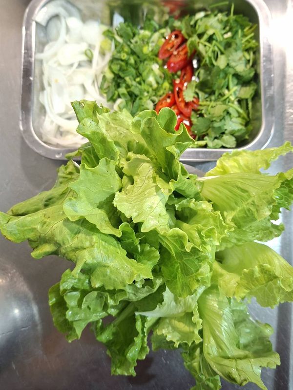 準備生菜、豆芽菜等
