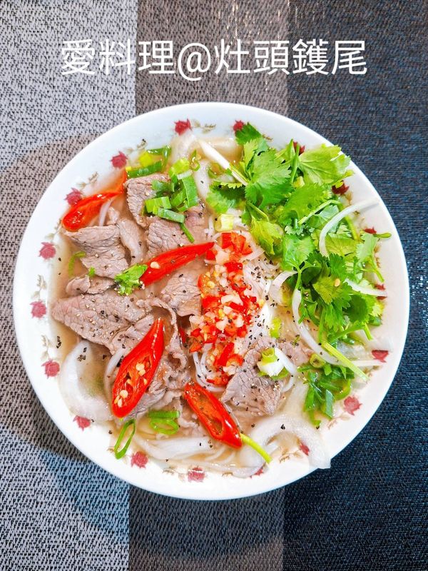 撒上黑胡椒粉，淋上酸辣蘸水