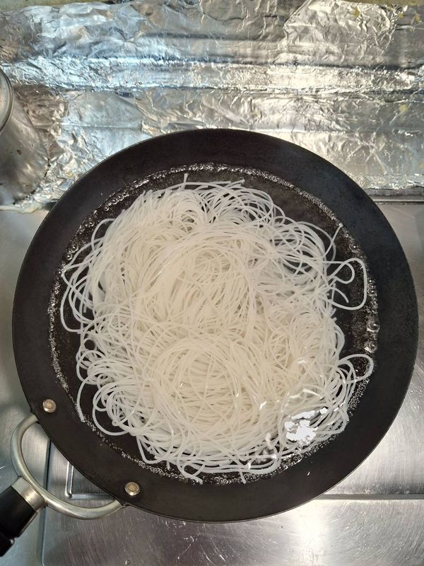 E.水開下河粉，燙熟後撈出備用