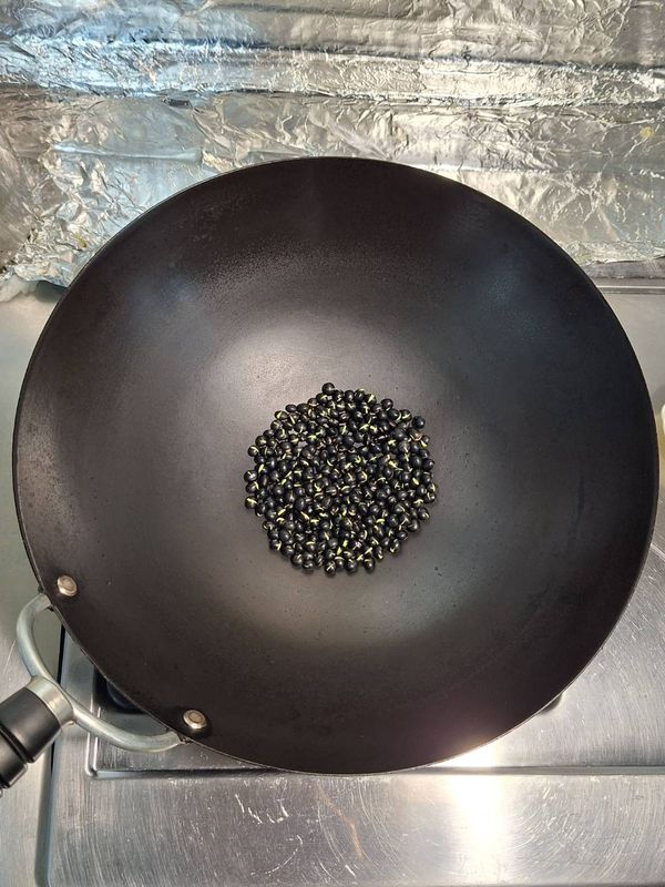 小火煸炒至繃皮，此時可以聞見濃郁黑豆香氣