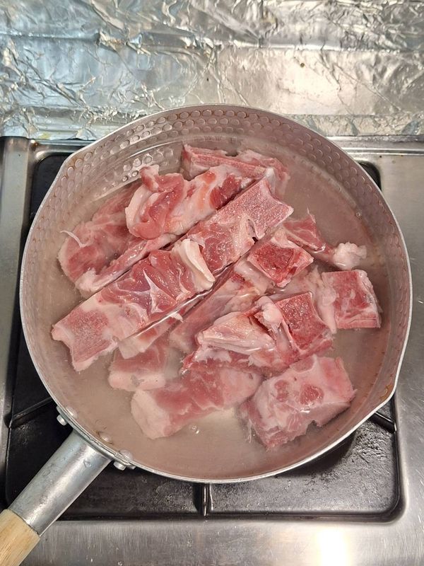 B.排骨洗淨，下鍋焯水