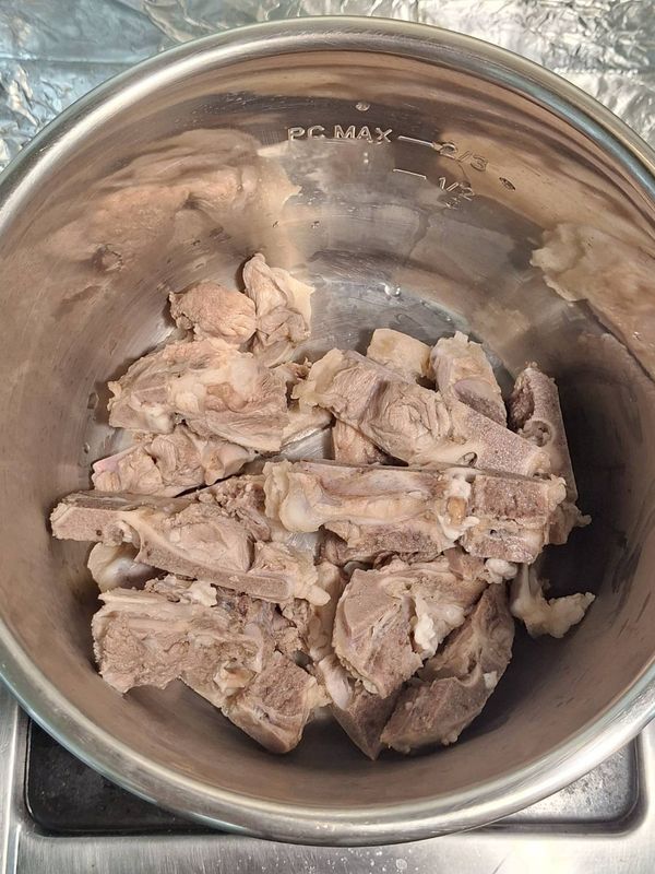 焯好的排骨放入鍋底