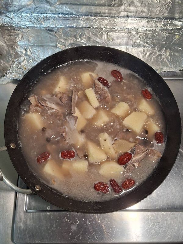 小火慢燉30分鐘或至山藥熟透即可