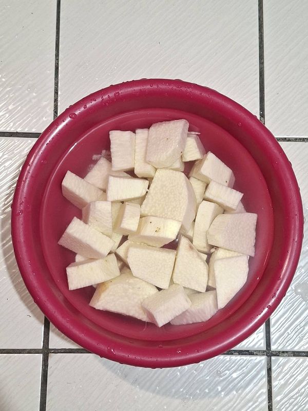 用削皮刀去皮，切塊後沖洗乾淨，泡水備用