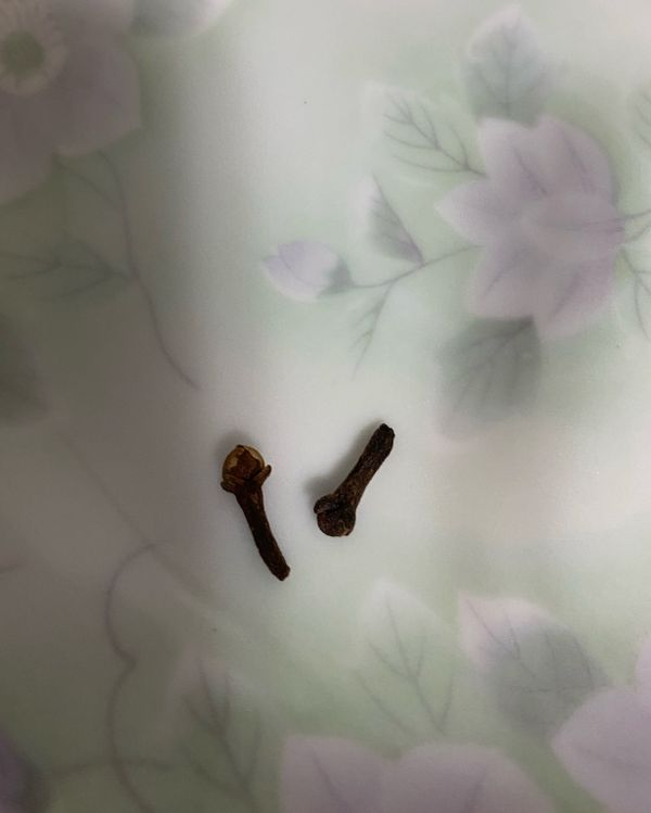 將丁香用湯匙壓碎後加入。