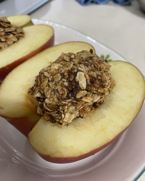 將混合餡料塞入蘋果洞中。
將香料蘋果放入預熱好的烤箱，200°C烘烤30～40分鐘，蘋果烤軟，燕麥酥脆即可。