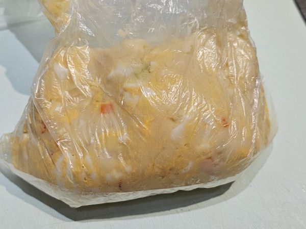 把所有食材都拌勻，放進塑膠袋裡拌很方便。