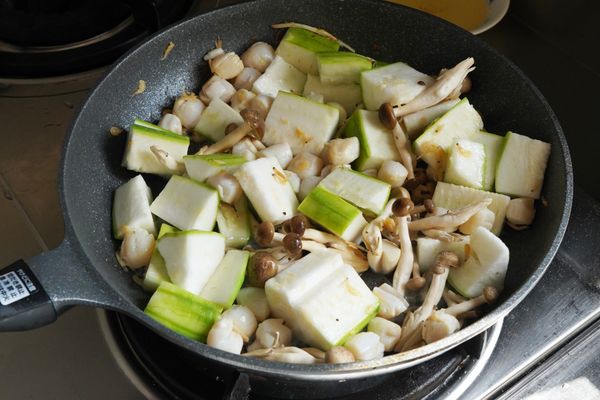加入絲瓜和菇翻炒。
